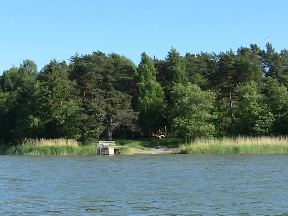 Mökki 1 ja laituri merestä päin