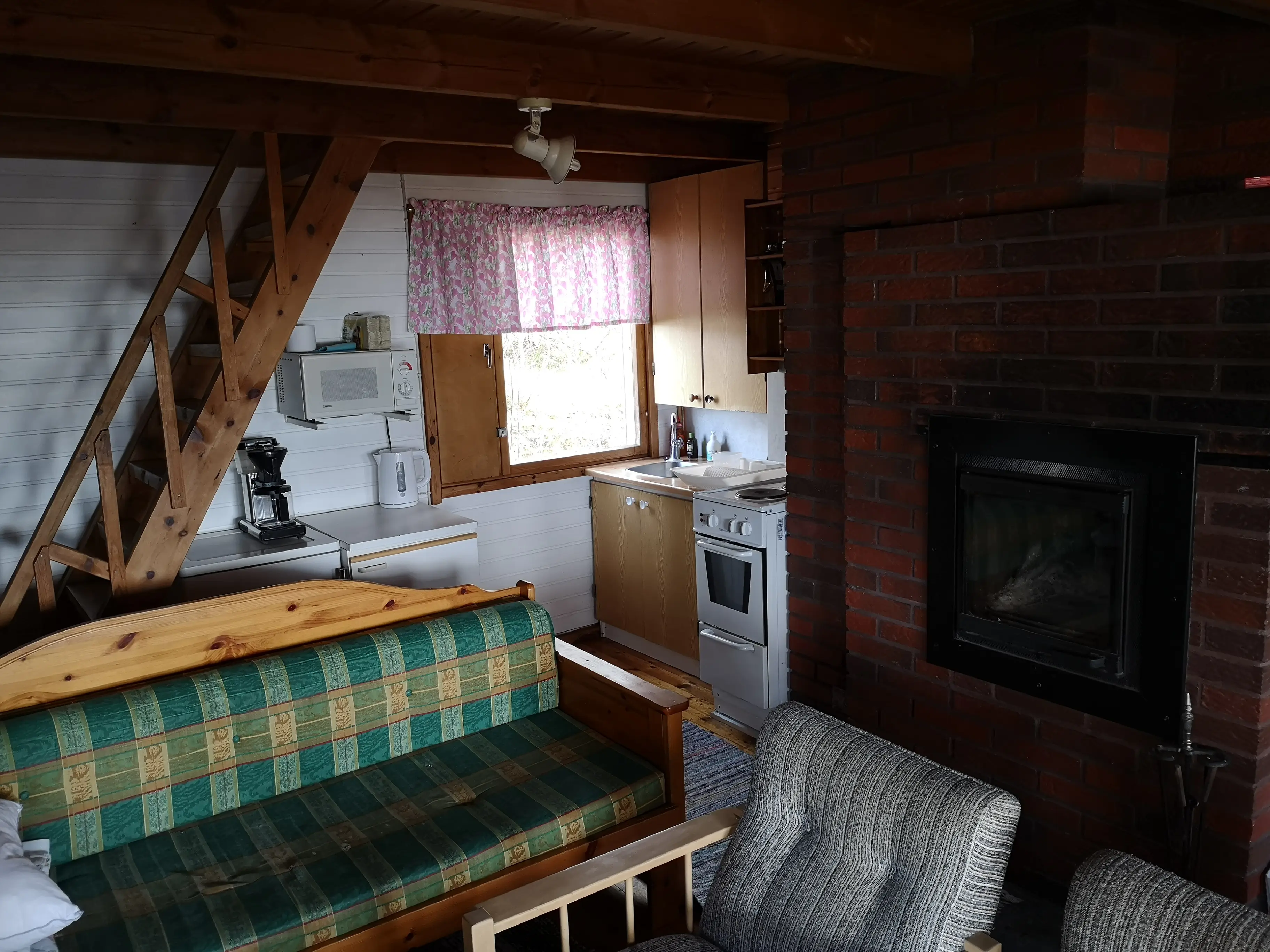 Keittiö, kamiina ja parven portaat