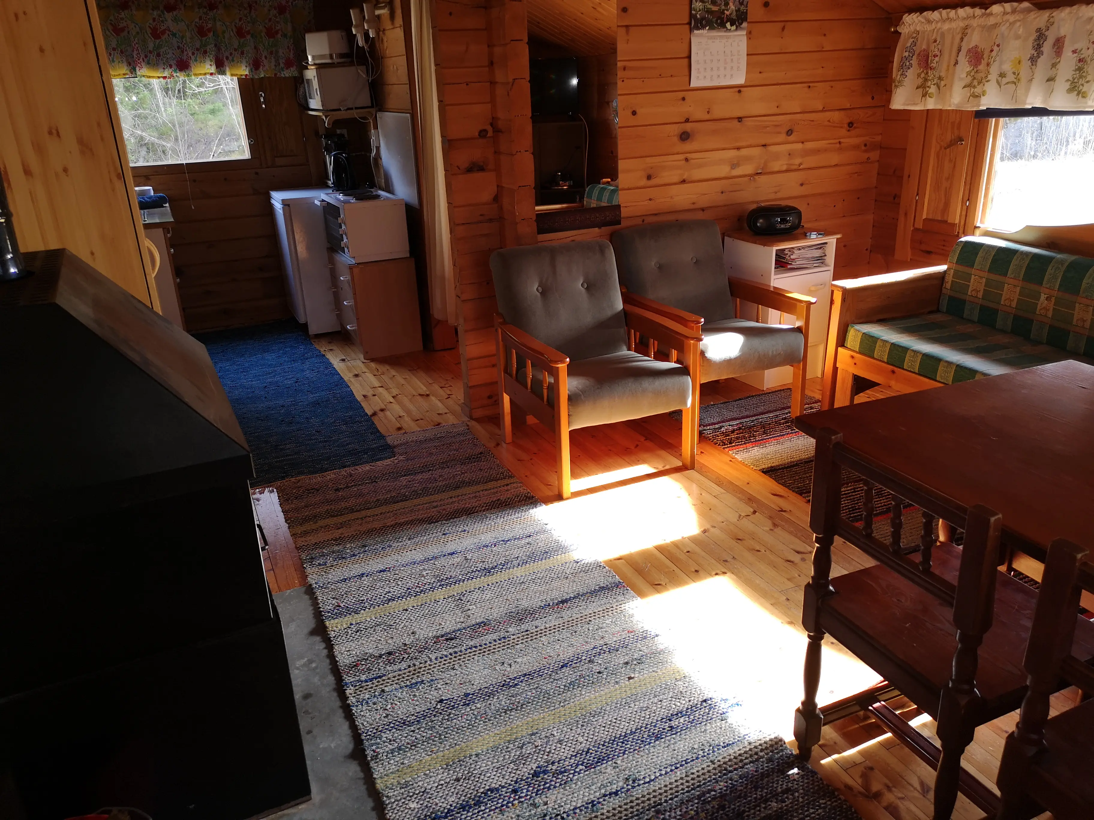 Olohuone ja ruokailupöytä
