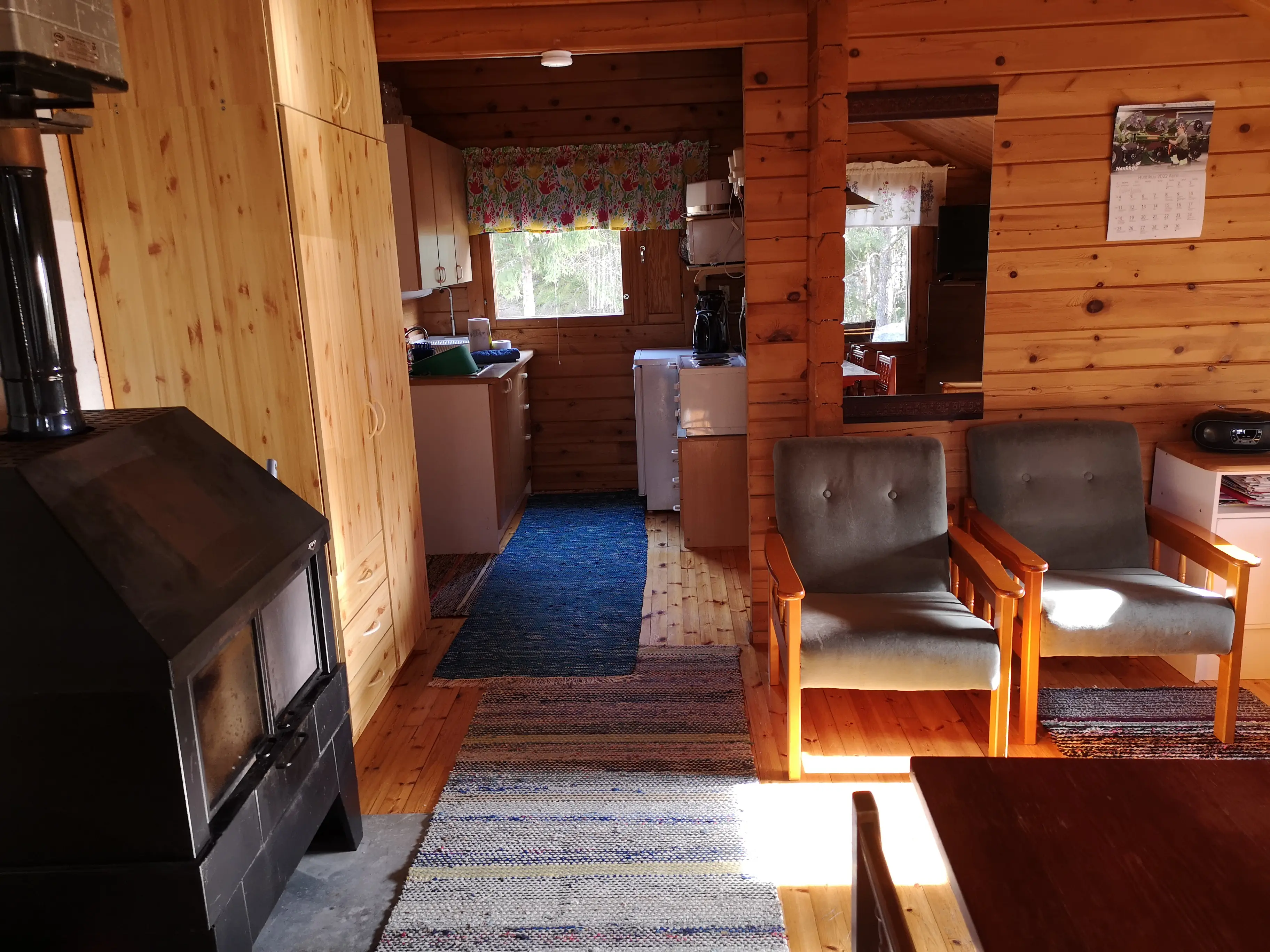 Olohuone, takka ja keittiö